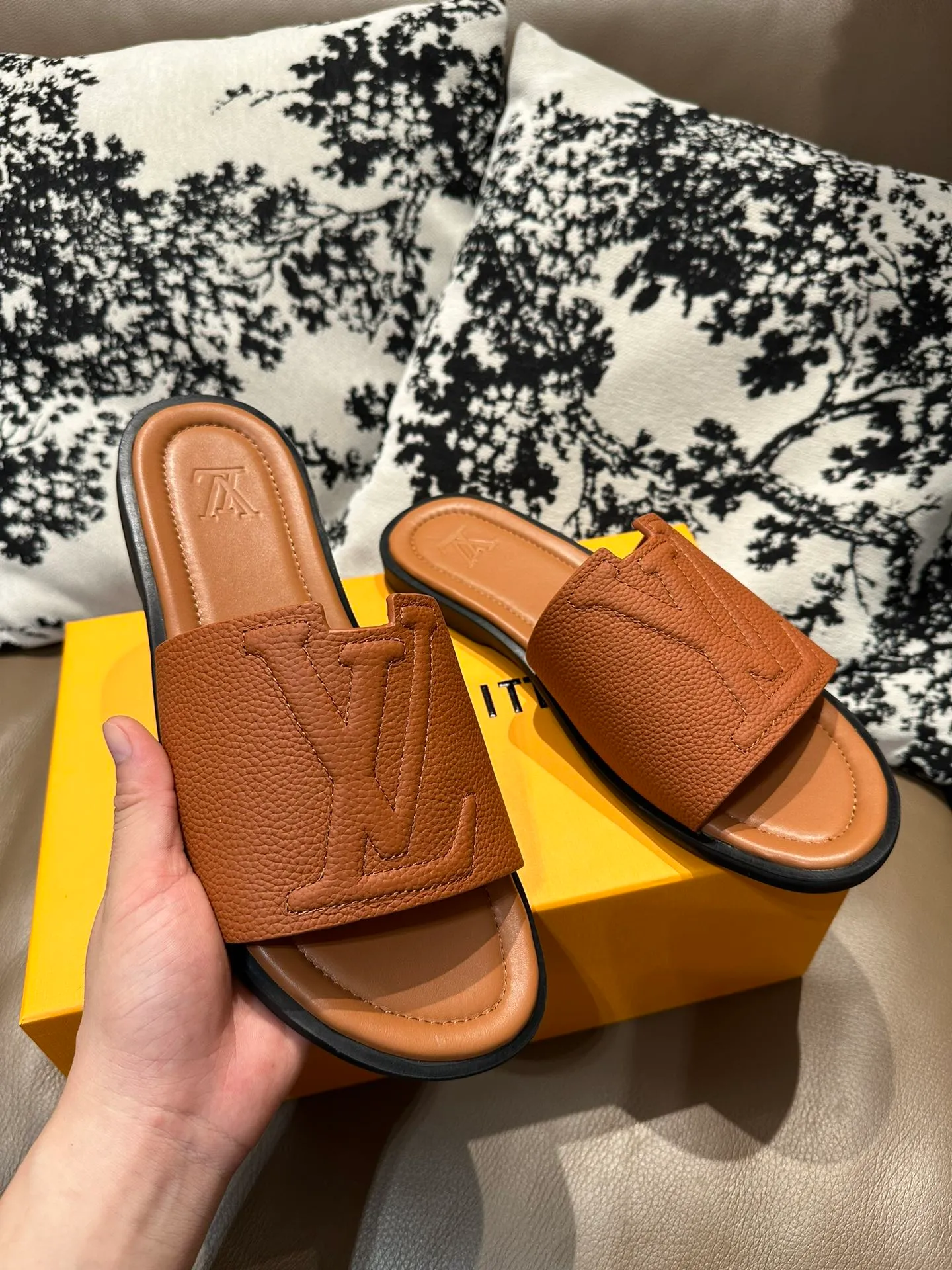 Men's shoes💰360💰 New LV slippers hot sale🩴 Full cowhide surface, cowhide lining, cowhide feet, size 36-46